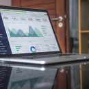 Laptop afișând un dashboard cu grafice de marketing digital