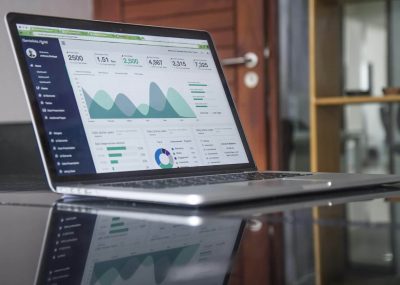 Laptop afișând un dashboard cu grafice de marketing digital