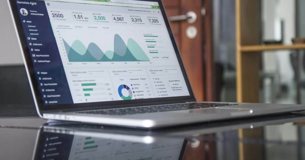 Laptop afișând un dashboard cu grafice de marketing digital