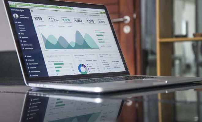 Laptop afișând un dashboard cu grafice de marketing digital