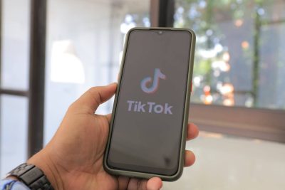 Logo TikTok pe un telefon, ilustrând noile reguli ale platformei