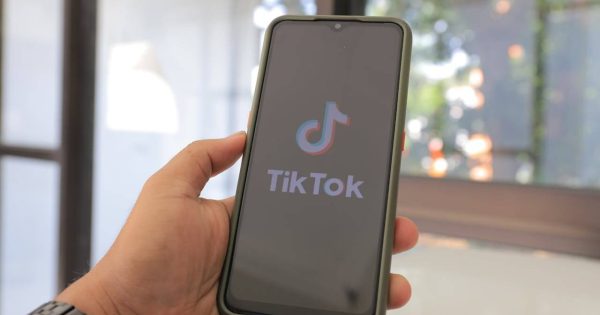 Logo TikTok pe un telefon, ilustrând noile reguli ale platformei