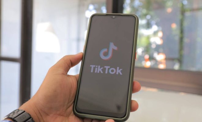 Logo TikTok pe un telefon, ilustrând noile reguli ale platformei