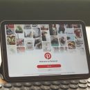 O tabletă afișând ecranul de bun venit al aplicației Pinterest, folosită pentru analiza de tendințe SEO.