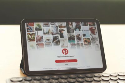 O tabletă afișând ecranul de bun venit al aplicației Pinterest, folosită pentru analiza de tendințe SEO.