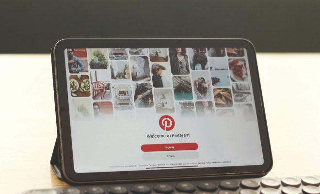 O tabletă afișând ecranul de bun venit al aplicației Pinterest, folosită pentru analiza de tendințe SEO.