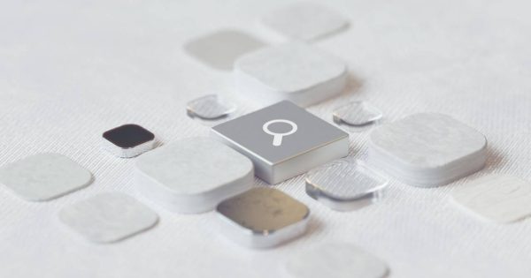 Concept vizual pentru expertiza SEO în AI Overviews, cu un icon de căutare în centru