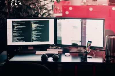 Reprezentare abstractă a unei rețele neuronale, simbolizând inteligența artificială și platforma Kaggle Game Arena.