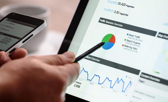 Mână care analizează grafice și date SEO pe un laptop, esențială pentru a înțelege și demonta mitul canibalizarea cuvintelor cheie și a identifica adevăratele probleme de ranking.