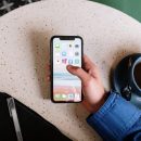 O mână care ține un telefon cu aplicațiile Instagram și Facebook pe ecran, ilustrând datele conform cărora Instagram depășește Facebook în UE.