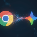 Logo-ul Google Chrome și logo-ul Gemini conectate printr-un flux dinamic de energie digitală, simbolizând integrarea AI. Imaginea ilustrează conceptul "Gemini în Chrome" și noua eră a navigării inteligente.