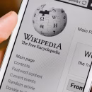 Imagine pentru articolul despre scăderea traficului pe Wikipedia, arătând un telefon cu pagina principală.