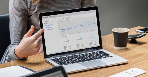 ce să faci după un update Google – analiză de trafic și date de performanță pe laptop