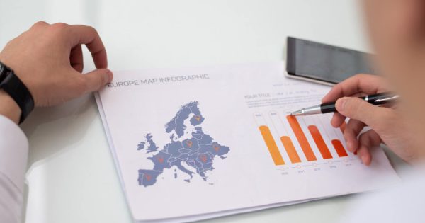 Imagine ilustrativă despre utilizarea inteligenței artificiale în UE, cu date statistice și analiză la nivel european