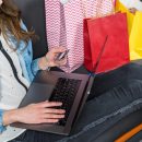 Cumpărătoare care face achiziții online, într-un context în care agenți AI în e-commerce filtrează produsele afișate