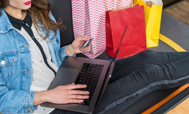 Cumpărătoare care face achiziții online, într-un context în care agenți AI în e-commerce filtrează produsele afișate