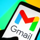 logo Gmail pe ecranul unui telefon mobil, în contextul lansării funcției AI Inbox