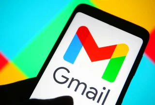 logo Gmail pe ecranul unui telefon mobil, în contextul lansării funcției AI Inbox