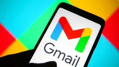 logo Gmail pe ecranul unui telefon mobil, în contextul lansării funcției AI Inbox