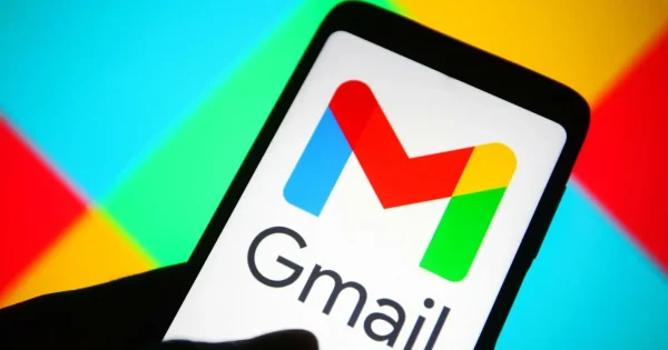 logo Gmail pe ecranul unui telefon mobil, în contextul lansării funcției AI Inbox