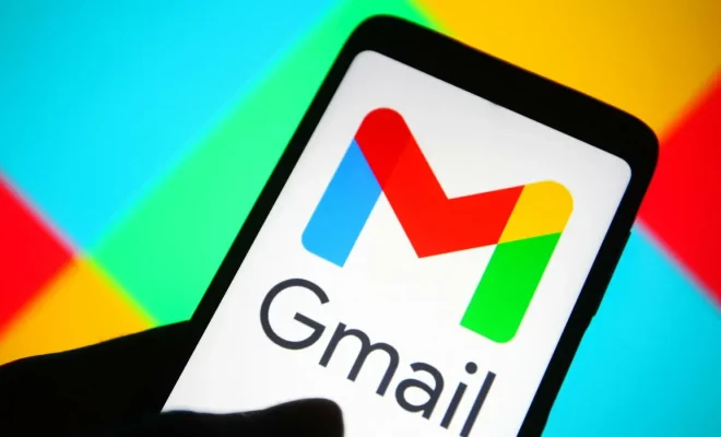 logo Gmail pe ecranul unui telefon mobil, în contextul lansării funcției AI Inbox