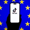Verificarea vârstei TikTok în Europa, ilustrată prin aplicația TikTok afișată pe un telefon, pe fundalul steagului Uniunii Europene.