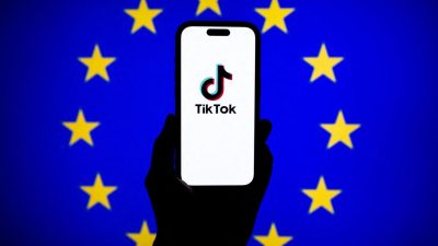Verificarea vârstei TikTok în Europa, ilustrată prin aplicația TikTok afișată pe un telefon, pe fundalul steagului Uniunii Europene.
