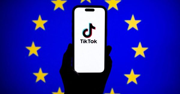 Verificarea vârstei TikTok în Europa, ilustrată prin aplicația TikTok afișată pe un telefon, pe fundalul steagului Uniunii Europene.