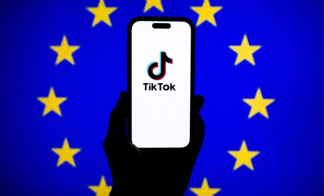 Verificarea vârstei TikTok în Europa, ilustrată prin aplicația TikTok afișată pe un telefon, pe fundalul steagului Uniunii Europene.